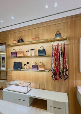 Une grande enseigne du luxe, agencement chêne massif 1er choix