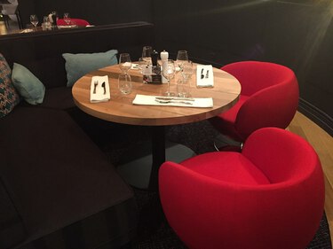 table de restaurant noyer français.JPG