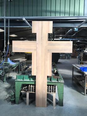 croix de Tibhirine d'église en aulne massif