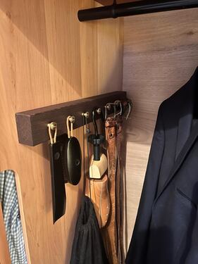 Penderie  - détail accessoire de luxe